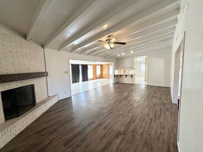 Building Photo - 4 Bed 2.5 Bath!