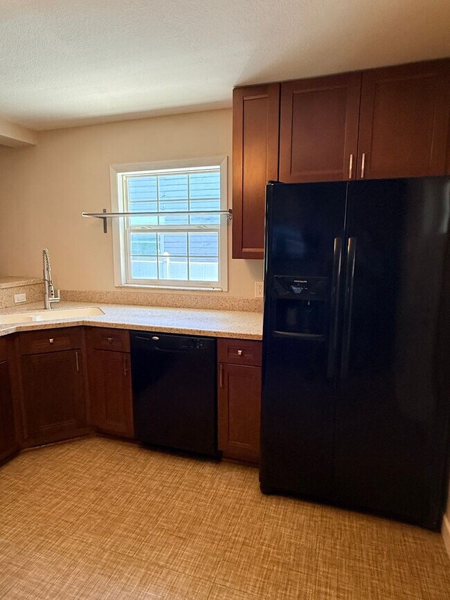 Building Photo - 2 BR/1BA | Bungalow with a bonus room  | Spacious backyard!