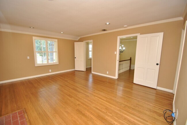 Building Photo - Stunning Colonial Revival in Bixby Knolls
