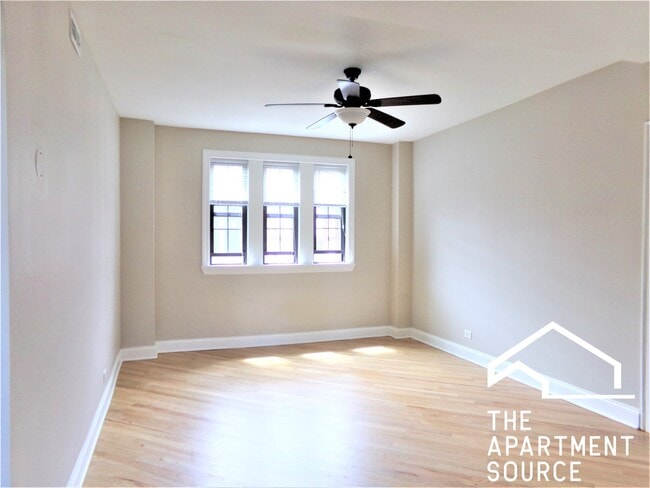 Building Photo - 897 Green Bay Rd