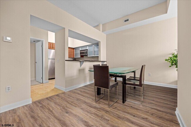 Building Photo - 526 Pacific Ave