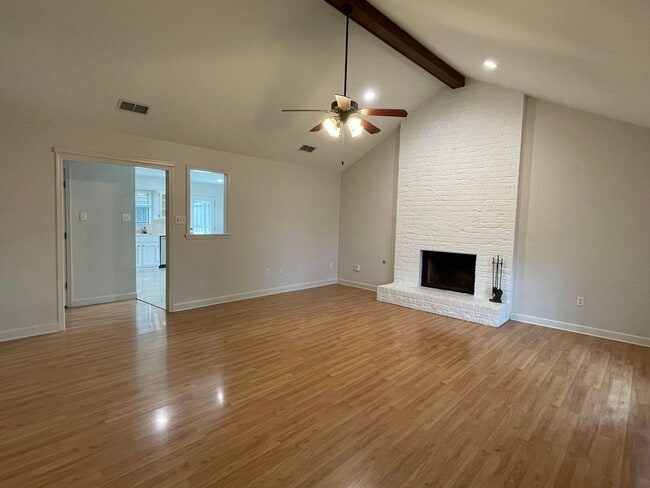 Building Photo - Welcome to this Beautiful 3 Bedroom 2 Bath...