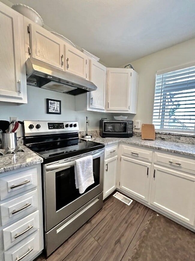 Building Photo - FURNISHED Two Bedroom Two Bath Condo on th...