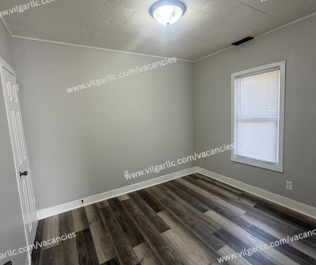 Building Photo - FOR RENT — SPACIOUS 3 BED / 1 BATH HOME