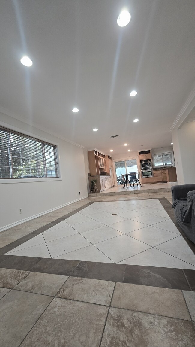 Building Photo - 2744 E Bennett Ave