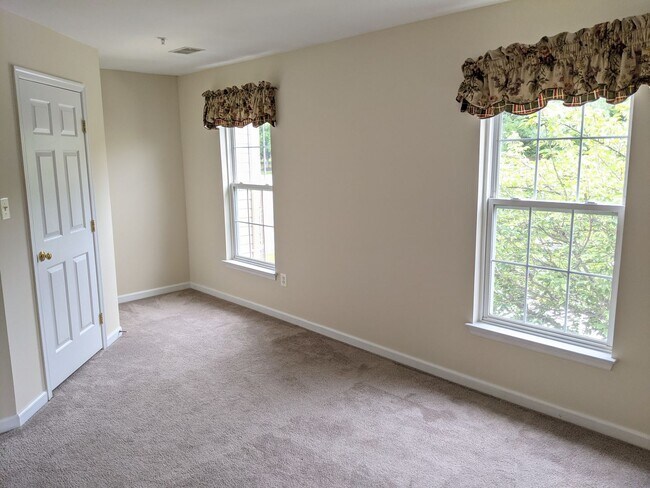 Building Photo - Townhouse in Spring Ridge community - OAKDALE school district - available before the holidays!