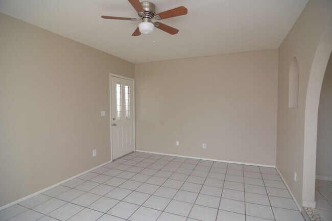 Building Photo - Updated 3 Bedroom 2 Bath Home! Southwest Tucson Location!
