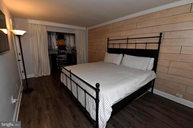 Building Photo - 1666 Parkcrest Cir