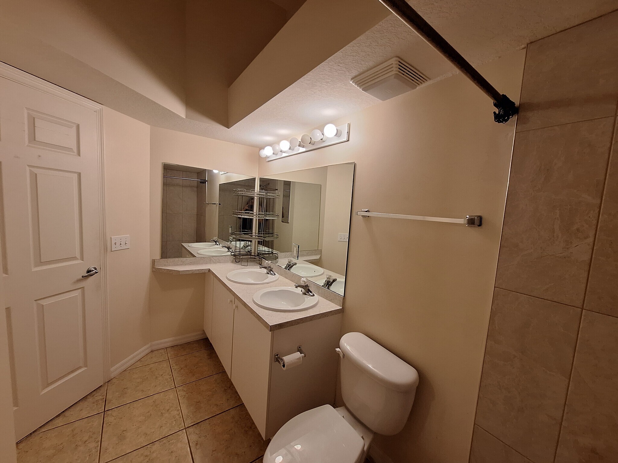 Main bathroom - 25727 Lake Amelia Way
