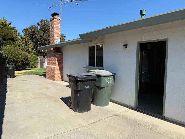 Building Photo - 3 bed 2 bath home available now!