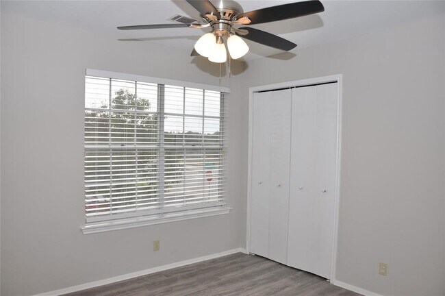 Building Photo - 800 Daffodil Dr