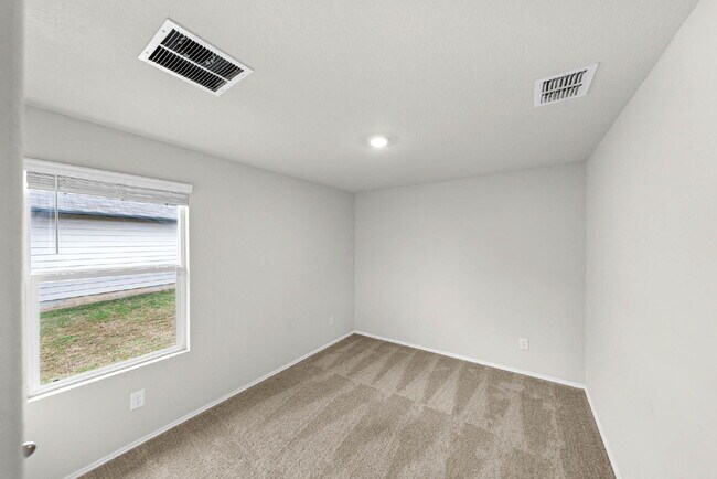 Building Photo - 1 MONTH FREE RENT WITH 18 - 24 MONTH LEASE!!! AVAILABLE THROUGH MARCH ONLY!