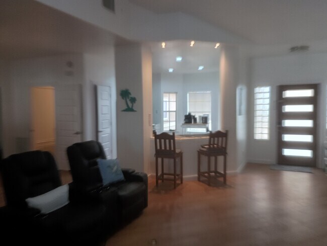 Building Photo - 15829 Vincent Dr