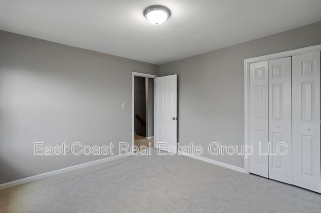 Building Photo - 303 E Ridge Dr