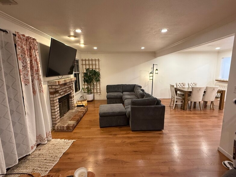 Building Photo - 1868 Cherokee Dr