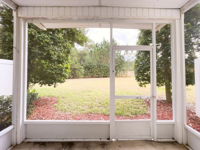 Building Photo - Beautiful 3 story townhome in St Johns Town center area