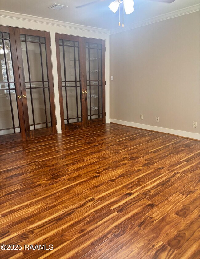 Building Photo - 121 Oak Crest Dr