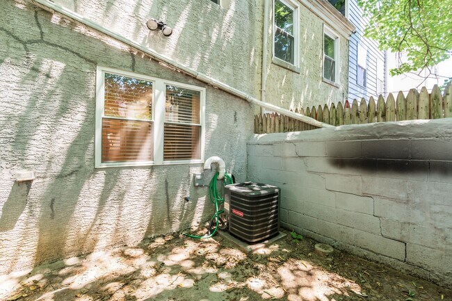 Building Photo - Three Bedroom Graduate Hospital Townhome