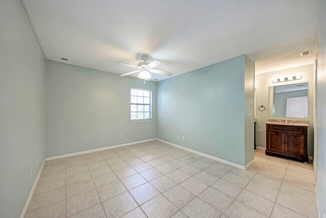 Building Photo - 1510 W N Loop Blvd