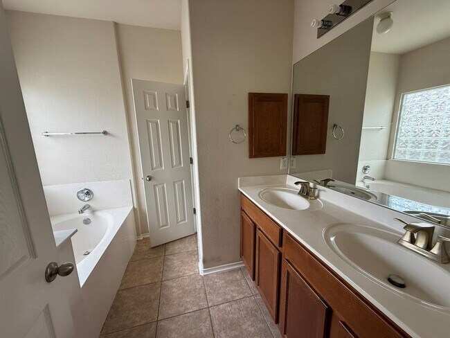 Building Photo - 1514 Kothman Dr