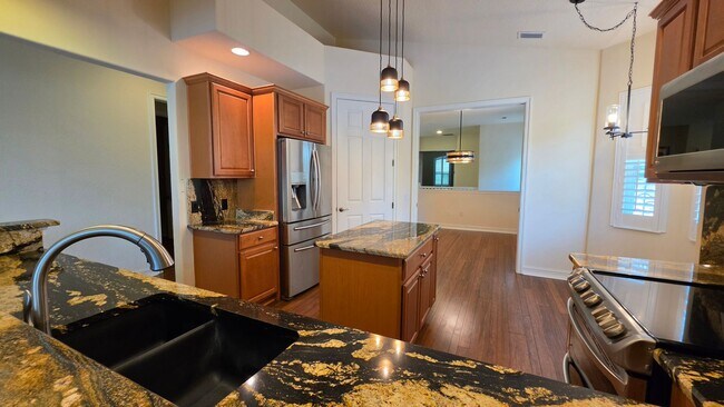 Building Photo - 3 bedroom 3 bathroom 2 car garage townhome in Mission Inn.