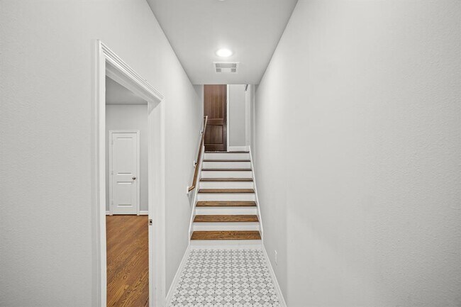 Building Photo - 611 W 24th St