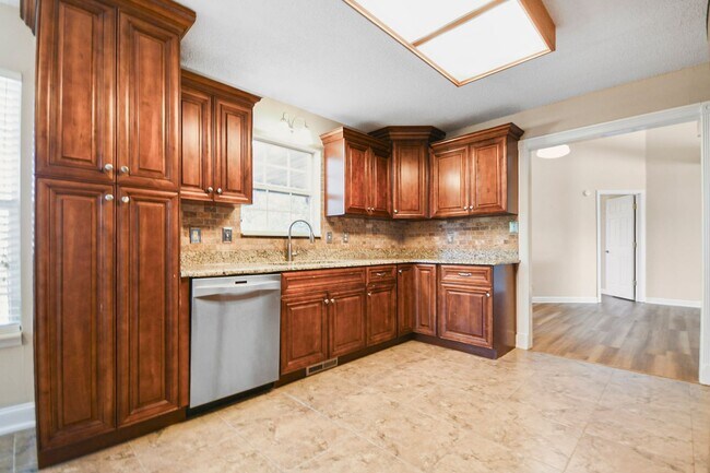 Building Photo - Pet Friendly Three Bedroom!