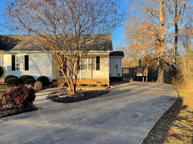 Building Photo - 3 bed 2 bath home