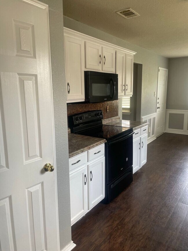 Building Photo - 4 bedroom 2 bathroom house! HOUSING ACCEPTED!