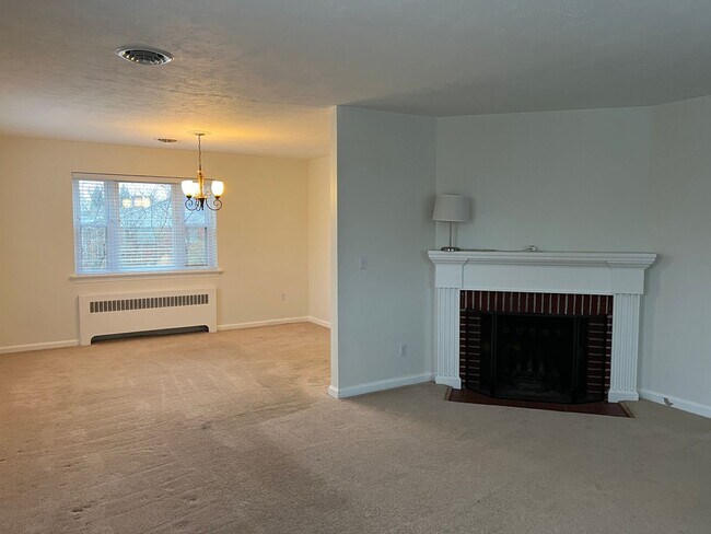 Building Photo - 405 Hemlock Dr SE