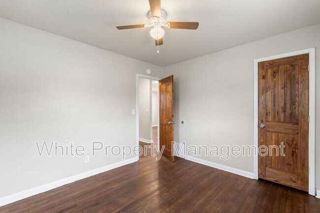 Building Photo - 2317 Julia Ave