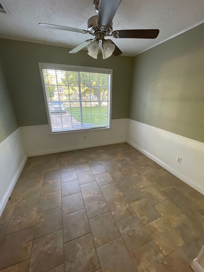Building Photo - Broadmoor Home, 3 Beds, 2 Baths