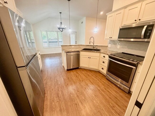 Building Photo - 713 Maple Ln
