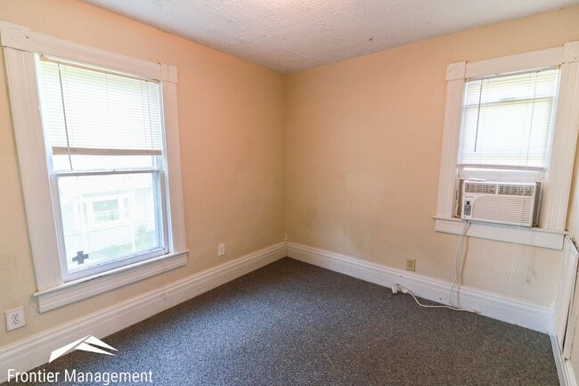 Building Photo - Perfectly located duplex near downtown Manhattan and City Park!