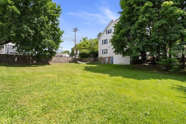 Building Photo - 589 Willard St