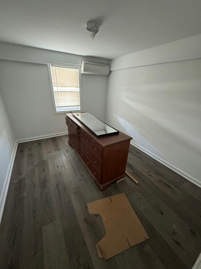 Building Photo - 11 43rd St