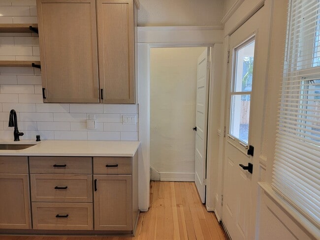 Building Photo - Don’t Miss This! Spacious 2 Bed, 2 Bath in North Portland