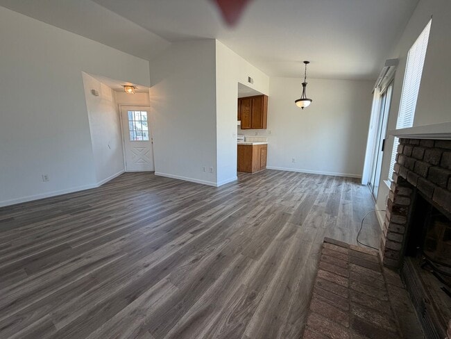 Building Photo - Cute 3 bedroom 2 bath house with new flooring/paint