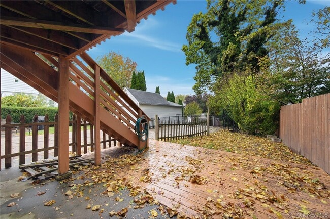 Building Photo - 100 School St