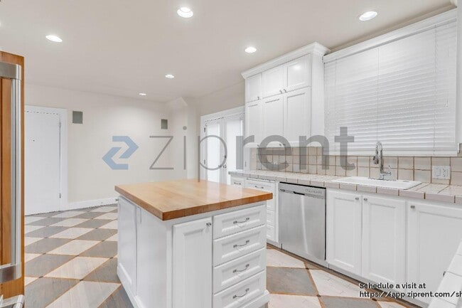 Building Photo - 3010 SE Lambert St