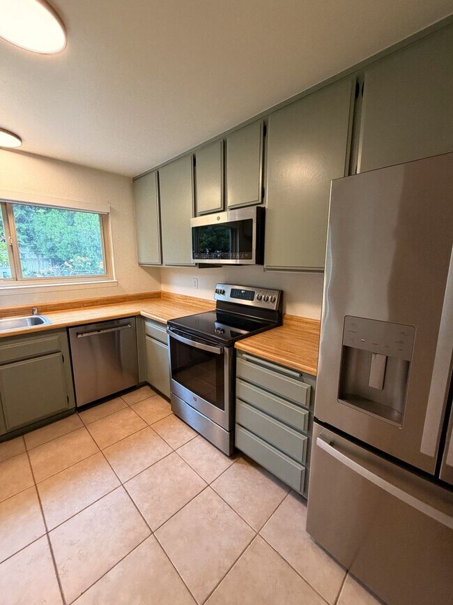 Building Photo - 950 Pembroke Way