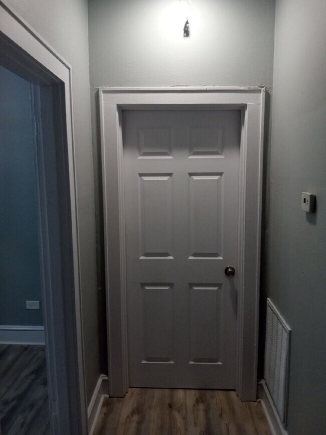 Building Photo - 1/2 OFF  FIRST MONTHS RENT LARGE REMODELED 2 BEDROOM HOUSE