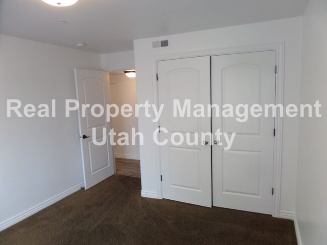 Building Photo - Darling Condo available