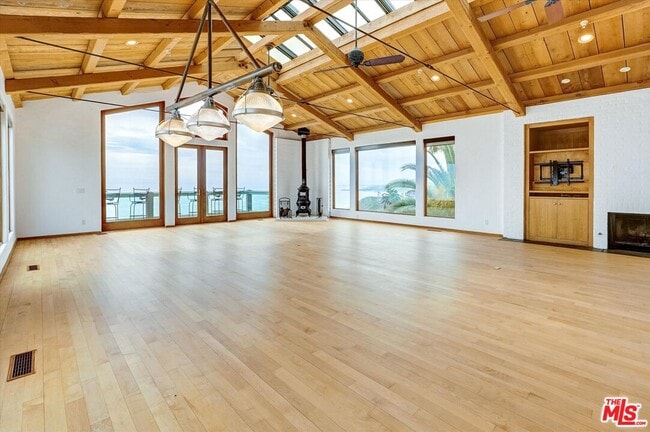 Building Photo - 3916 Rambla Orienta