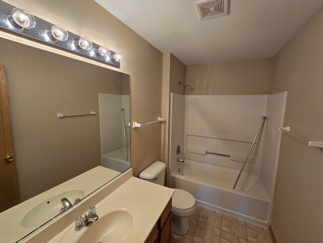 Building Photo - 1531 Silverstone Dr