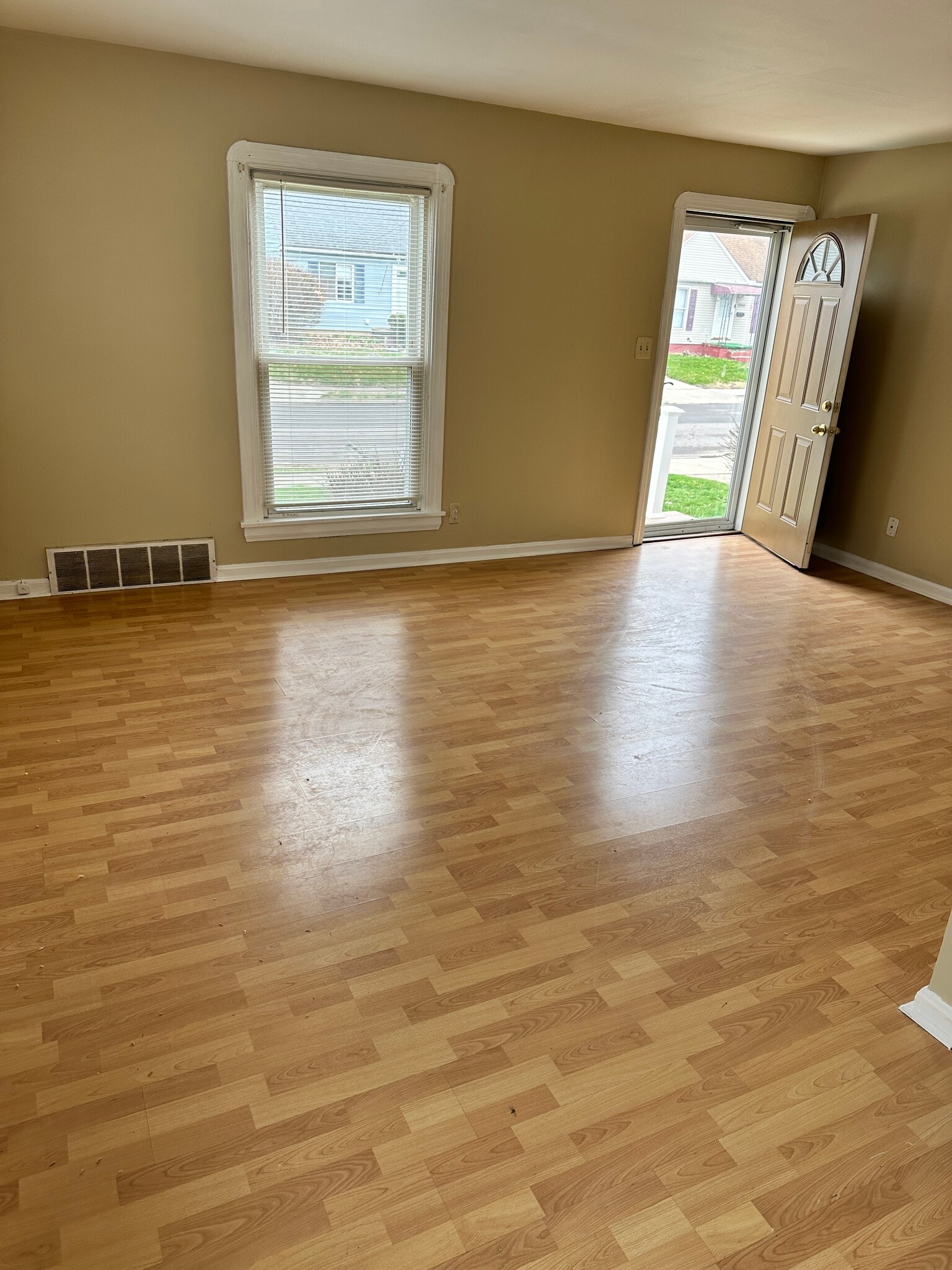 Living room - 1257 Hammel St