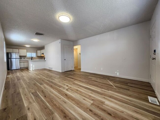 Building Photo - Renovated Cozy 2-Bedroom Duplex | Move In ...