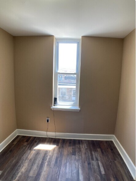 Building Photo - 1950 Clarence St