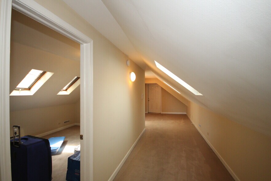 Building Photo - 3338 N Kenmore Ave