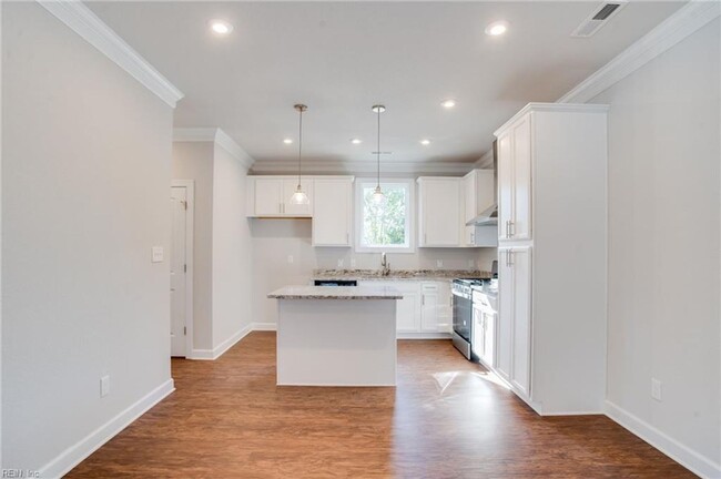 Building Photo - Like-New Two-Unit Condo in Sought-After Ch...